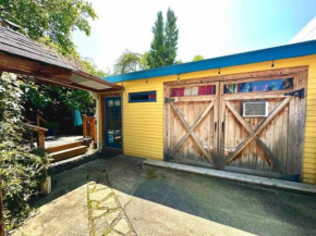 Urban Cottage - Pet Friendly with Hot Tub Access